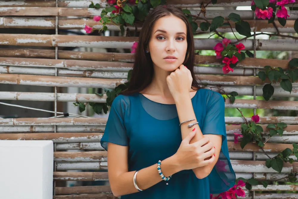 Bracelet manchette femme doré au design audacieux, porté au poignet pour sublimer un look affirmé et versatile.