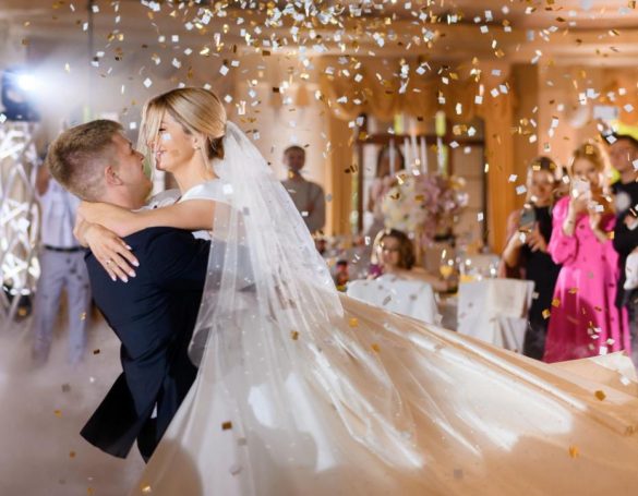 Mariés dansant au milieu des confettis dorés et illustrant les astuces pour garder la piste de danse pleine mariage